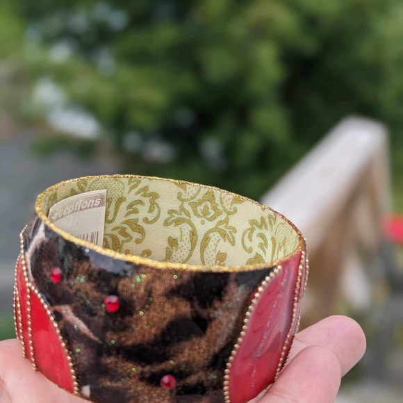 Vintage Cold Enamel Red Rose Damask Pattern Bangle with Gold Trim - Picture 15 of 16